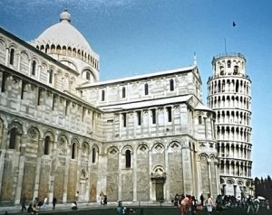 A snapshot of the freestanding Leaning Tower of Pisa alongside the Pisa Cathedral (Duomo di Pisa).